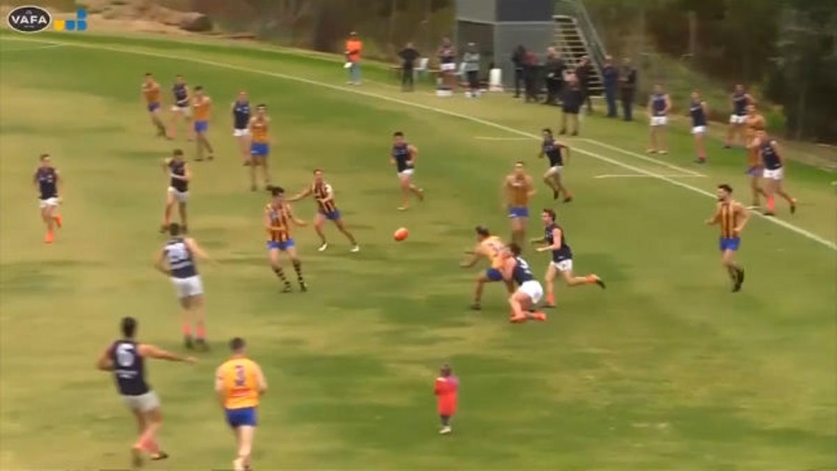 Una niña se cuela en un partido de fútbol australiano y se salva de milagro