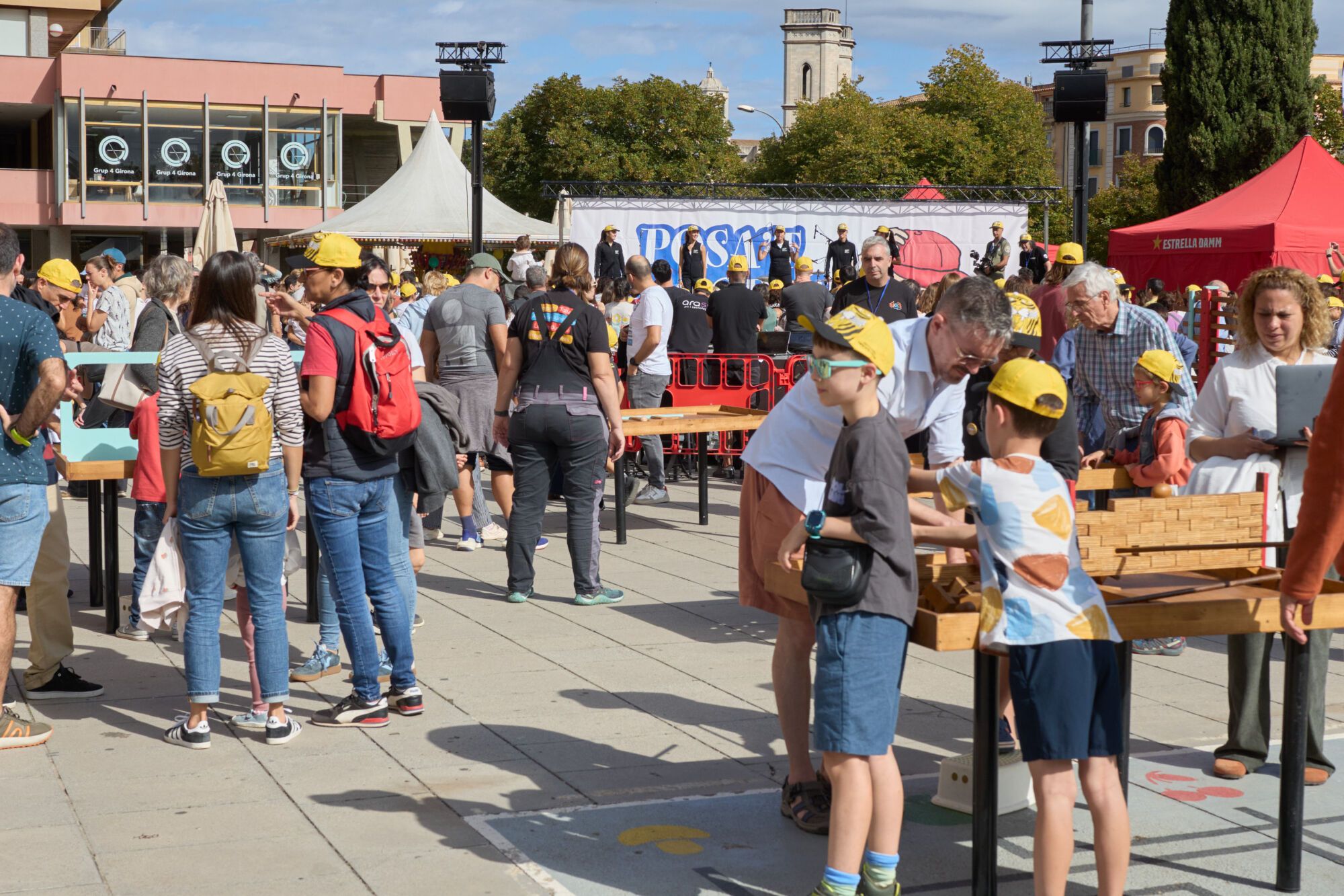 Possat la gorra contra el cancer infantil a la plaça Salvador Espriu de Girona