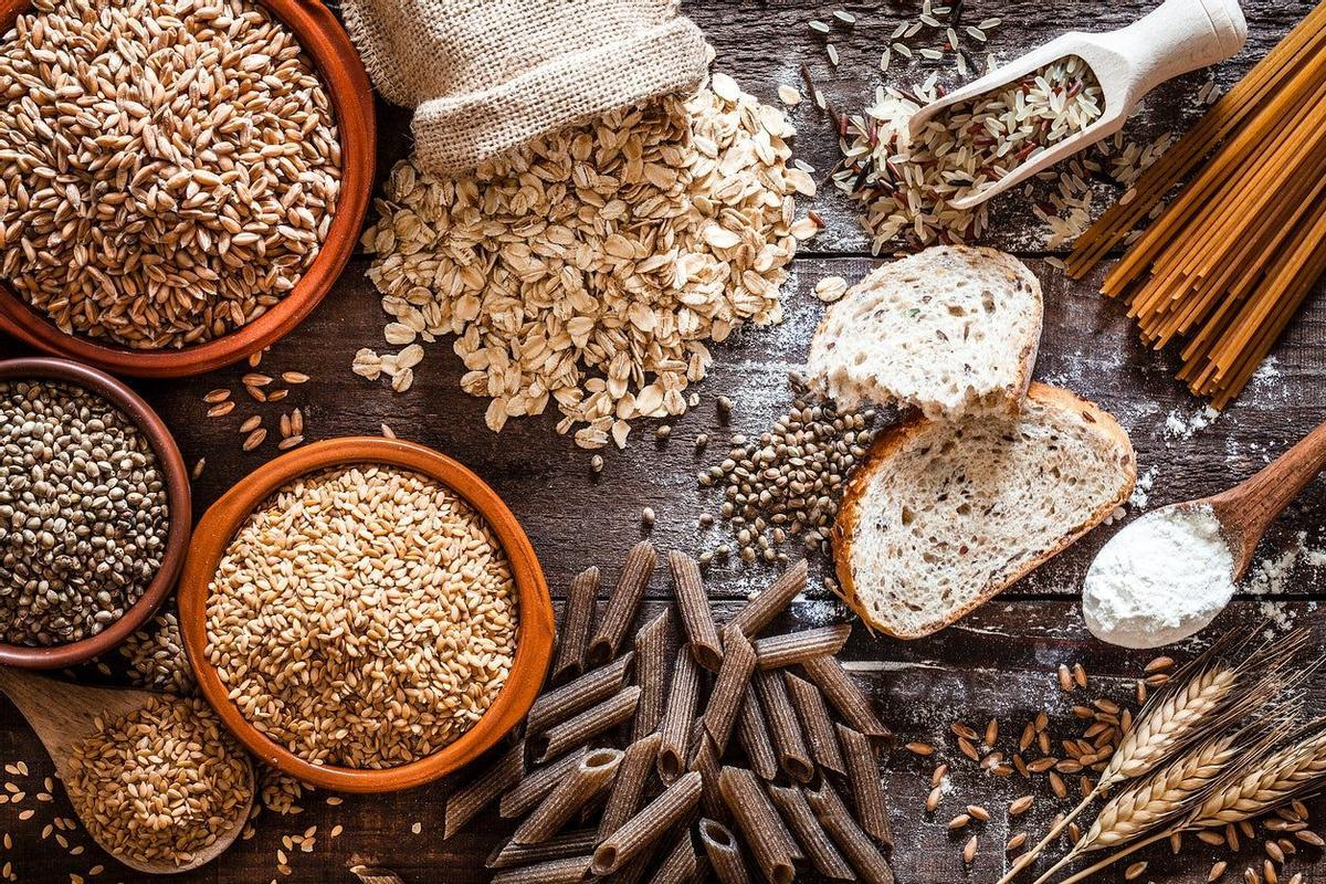Alimentos en mesa de madera rústica