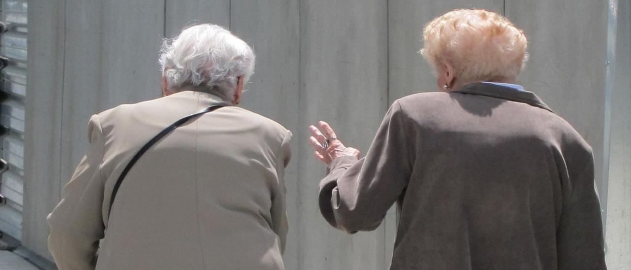 Dos mujeres mayores pasean por la calle en una imagen de archivo.