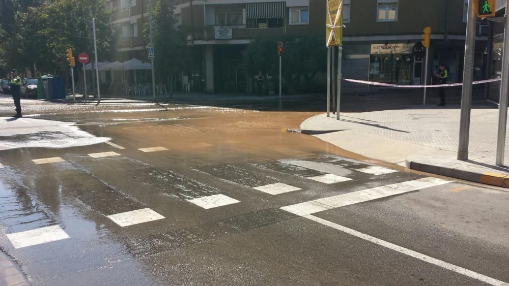 Policia local i tècnics d'Aigües de Manresa s'han desplaçat aquesta tarda a la cruïlla dels carrers de Sant Cristòfol i de Sant Joan d'en Coll de la capital del Bages per aturar una fuita d'aigua que