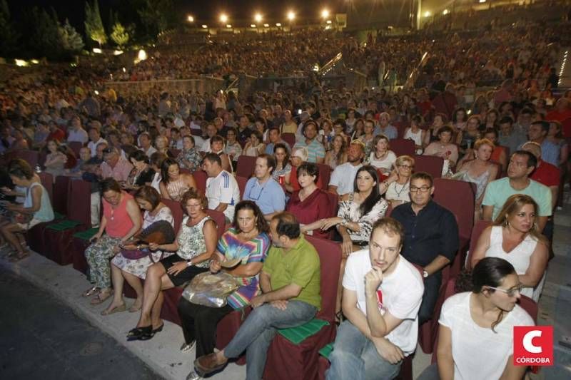 Serrat llena la Axerquía con sus grandes éxitos.