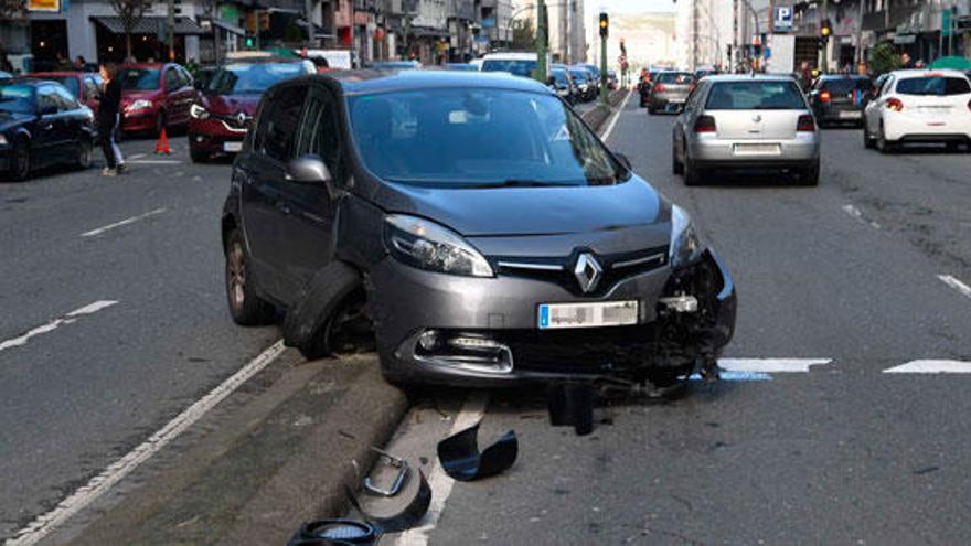 Una colisión entre dos turismos derriba un semáforo en la Ronda de Outeiro