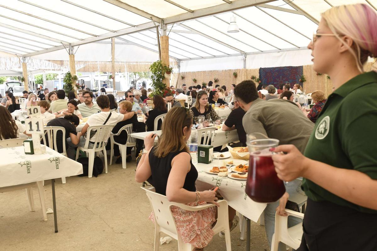 Un grupo de personas se come en una de las barracas durante las fiestas de primavera de 2025.