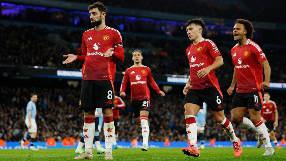 Los futbolistas del Manchester United celebran el triunfo en el derbi