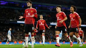 Los futbolistas del Manchester United celebran el triunfo en el derbi