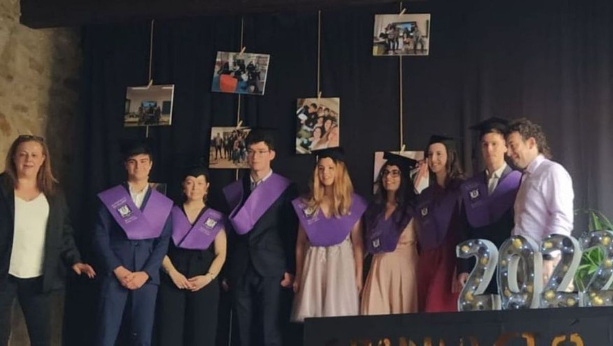 Los estudiantes de 2º de Bachillerato de Benassal, el día de su graduación.