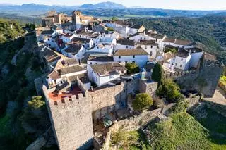 El pueblo blanco escondido dentro de un castillo árabe del siglo XIII y que fue declarado Monumento Histórico-Artístico