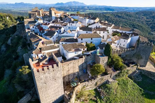 El pueblo blanco escondido dentro de un castillo árabe del siglo XIII y que fue declarado Monumento Histórico-Artístico