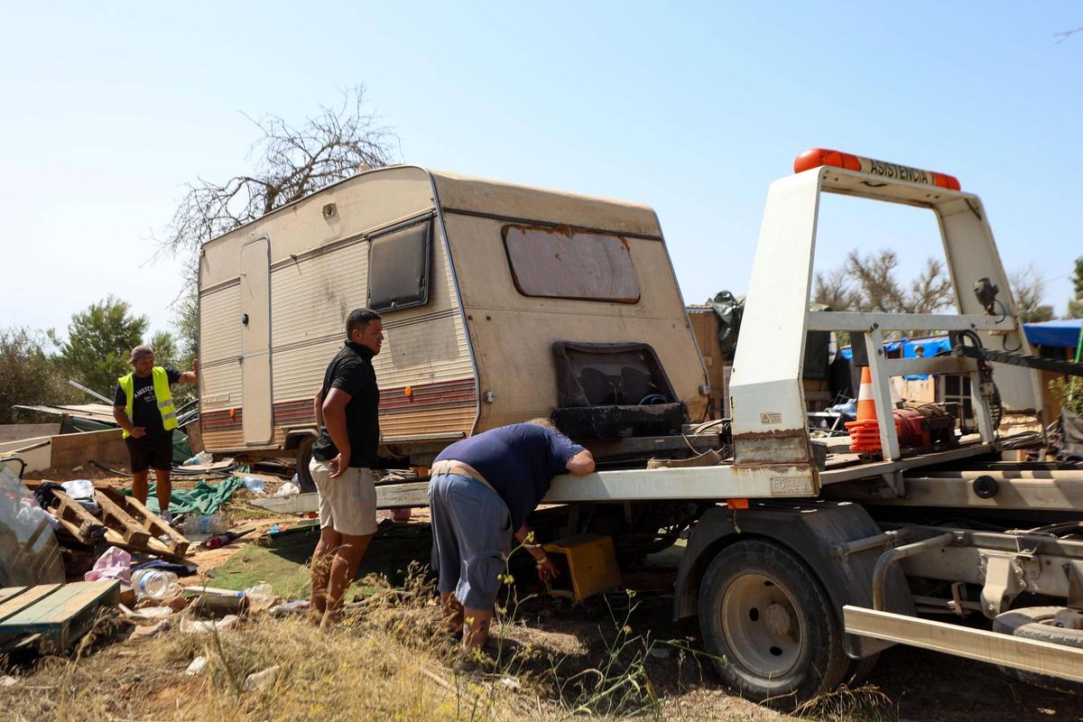 La grúa se lleva una caravana de Can Rova 2