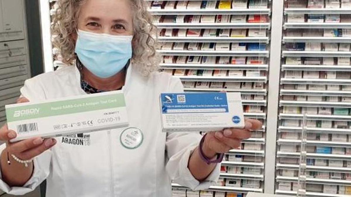 Una farmacéutica mostrando pruebas diagnósticas.