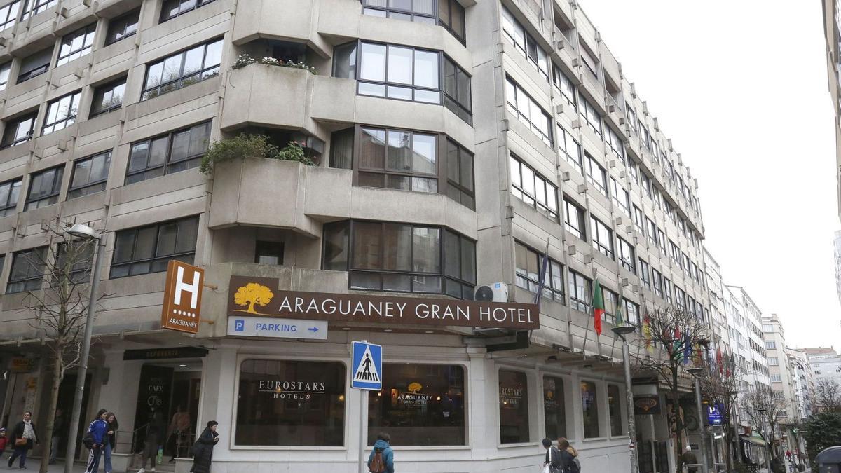 Fachada del hotel Araguaney en la intersección entre las calles Montero Ríos y Alfredo Brañas.  Antonio hernández