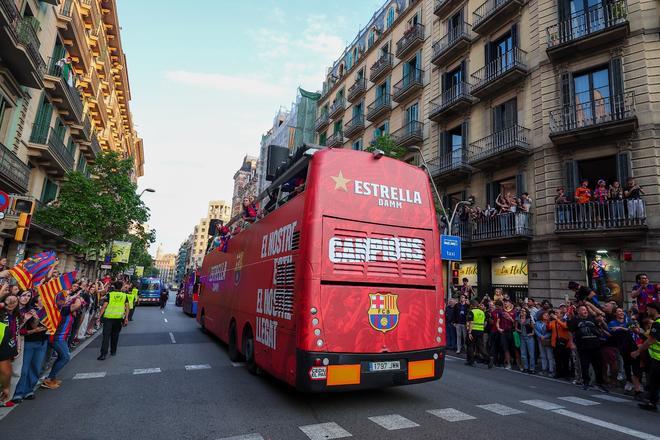 ¡De locos! Las mejores imágenes de una ciudad entregada al Barça