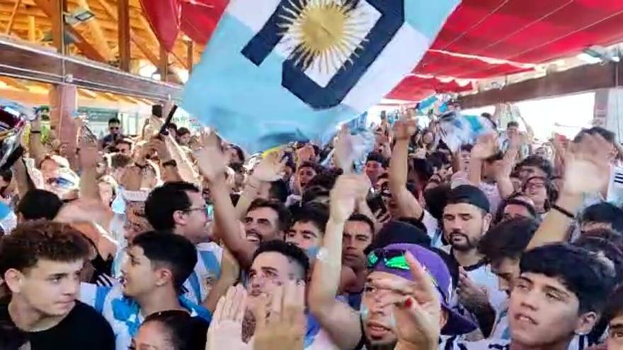 Un grupo de aficionados de Argentina ven en Tenerife la final del Mundial.