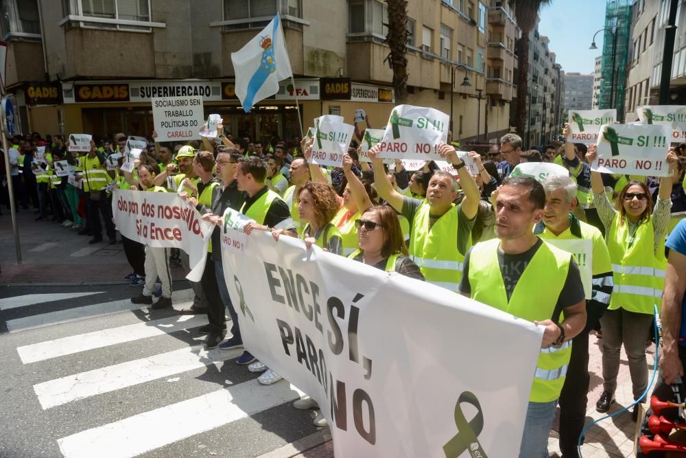 Protesta de Ence a las puertas de un mitin de Valerio en Pontevedra