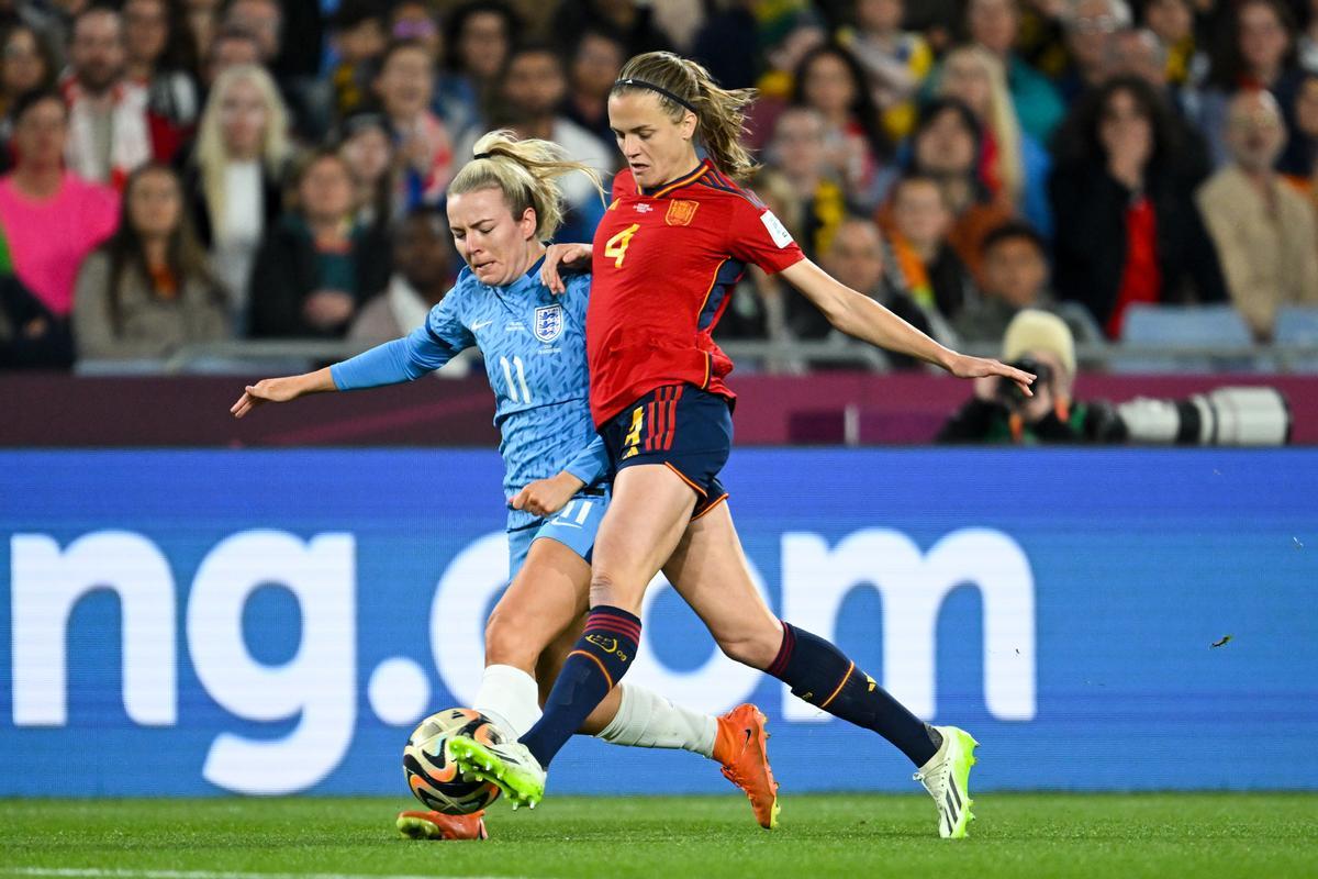 Sydney (Australia), 20/08/2023.- Lauren Hemp of England (left) fights for the ball with Irene Paredes of Spain during the FIFA Women’s World Cup 2023 Final soccer match between Spain and England at Stadium Australia in Sydney, Australia, 20 August 2023. (Mundial de Fútbol, España) EFE/EPA/DEAN LEWINS AUSTRALIA AND NEW ZEALAND OUT