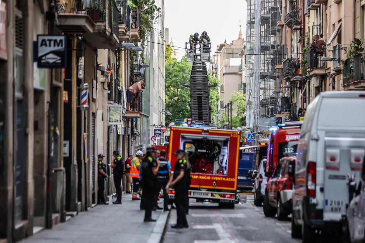 Incendio en la calle de Nou de la Rambla, en Barcelona