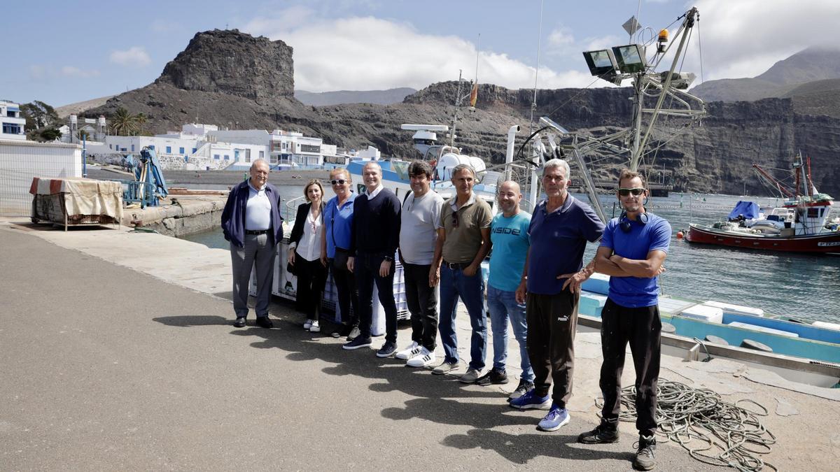 Augusto Hidalgo y los representantes de las cofradías de pescadores en el puerto de Las Nieves