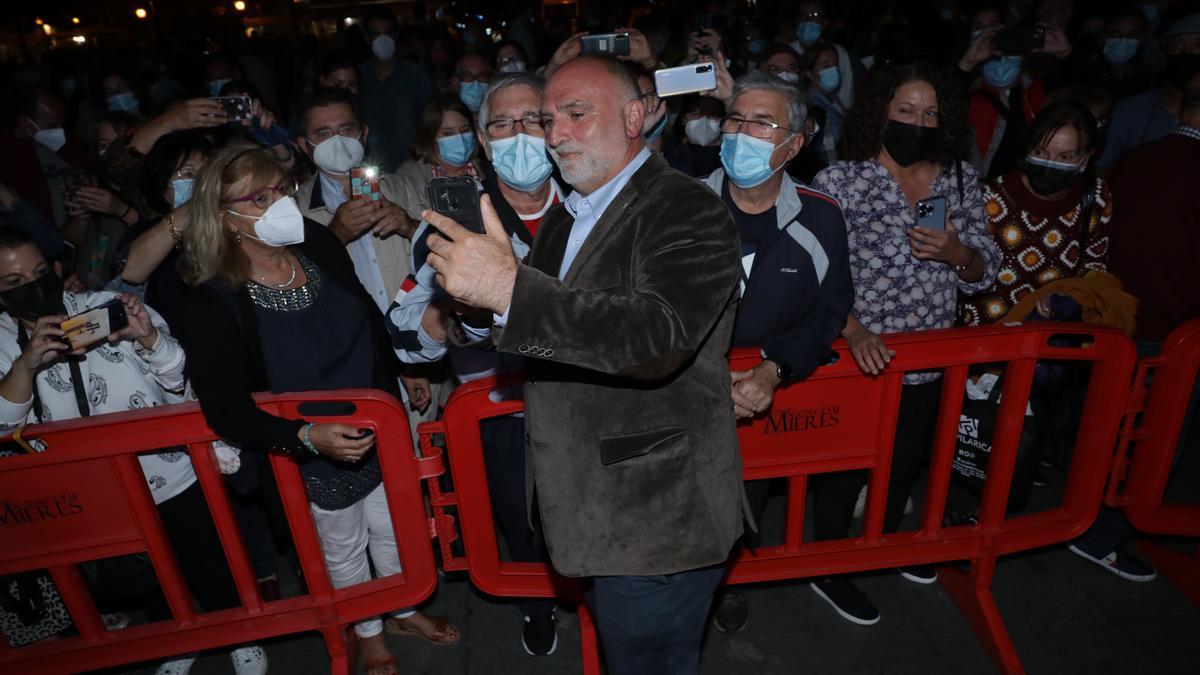 José Andrés, aclamado en Mieres, en su ruta didáctica por Asturias de la mano de los Premios Princesa