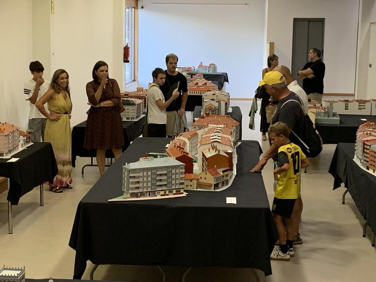 Gene Muíños Reboredo expone en «A nosa pequena vila» maquetas a escala de edificios de Redondela