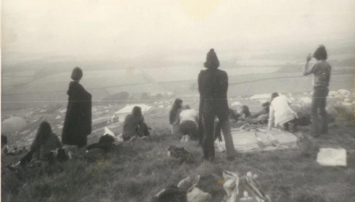 Marilar Aleixandre y sus amigos en el lugar donde acamparon en la Isla de Wight en 1970.  | // ARCHIVO MARILAR ALEIXANDRE