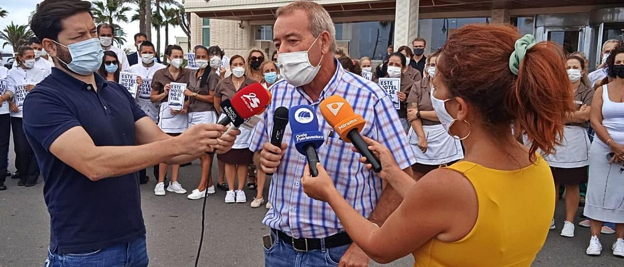 El representante de los trabajadores del Tres Islas, Ángel Montañez,  atiende a  los periodistas en la concentración. | | ONDA FTVA.