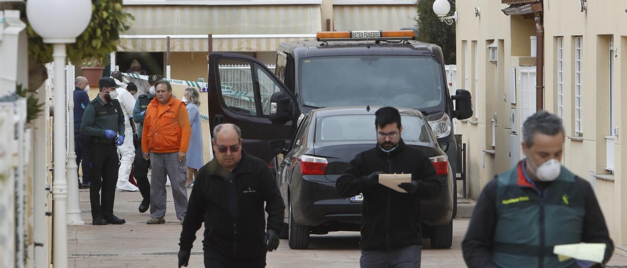 Efectivos de la Policía Judicial y de los servicios fúnebres entran en la vivienda de Almassora.