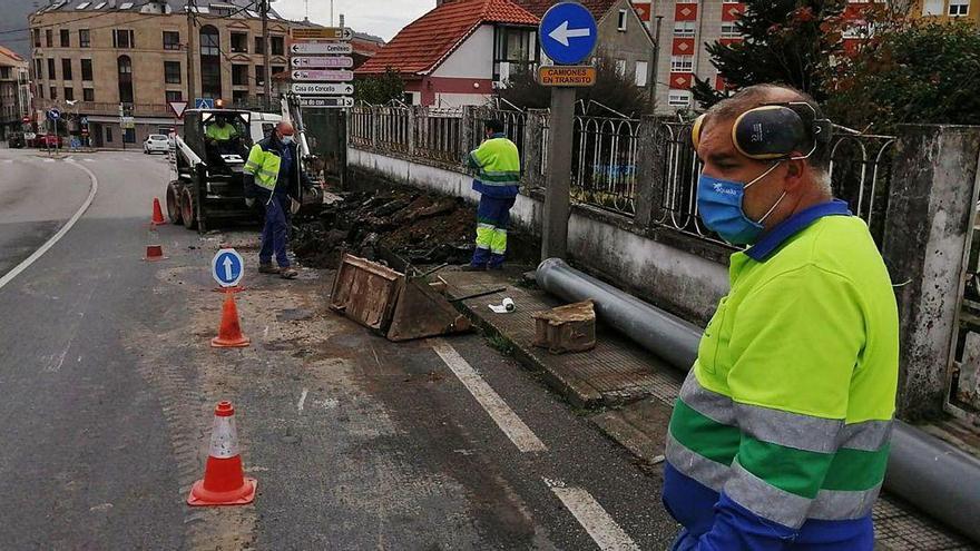 Los complejos trabajos para la sustitución del tramo de tubería y el restablecimiento del suministro de agua, ayer al mediodía.