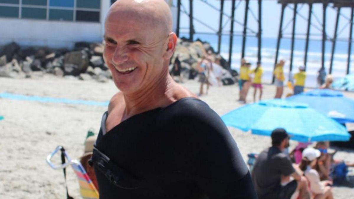 Aitor Francesena, amb la seva planxa de surf.