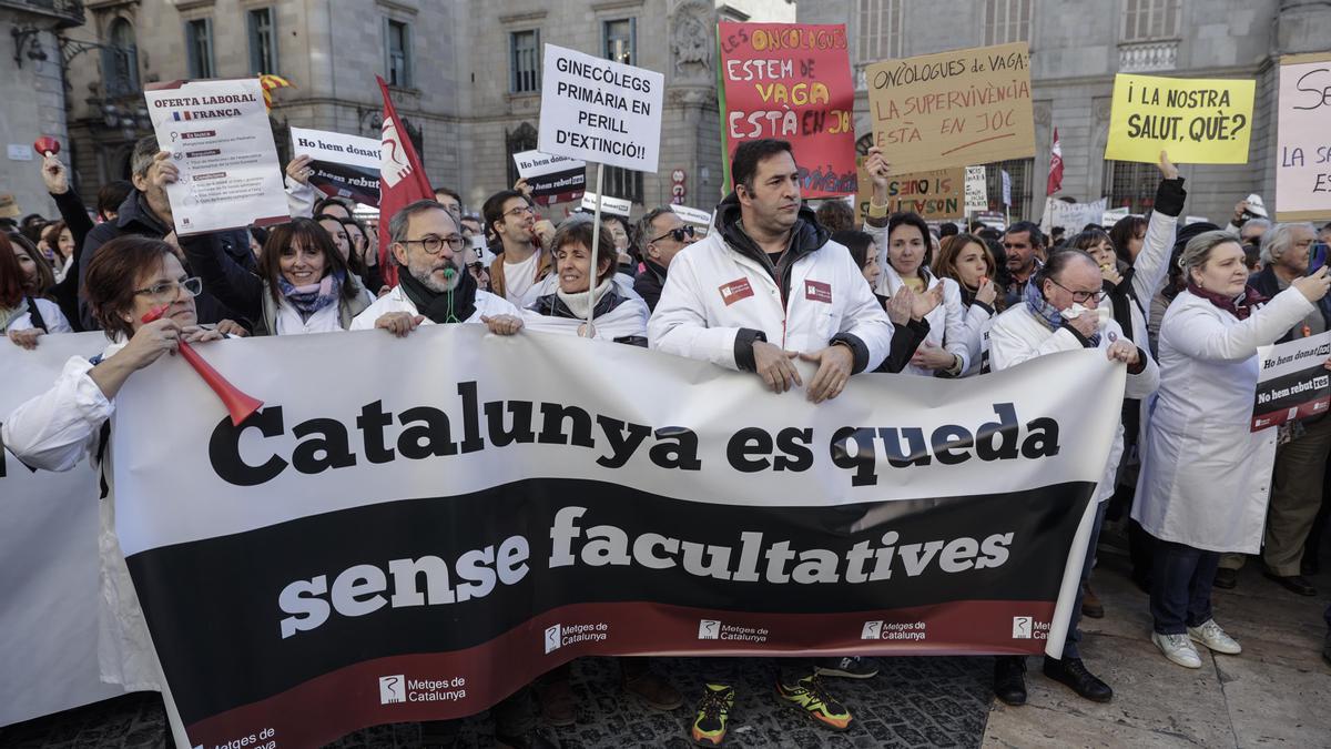 BARCELONA 26/01/2023 Manifestación de médicos y sanitarios desde Plaça Sant Jaume hasta el Parlament en el segundo día de huelga FOTO de FERRAN NADEU