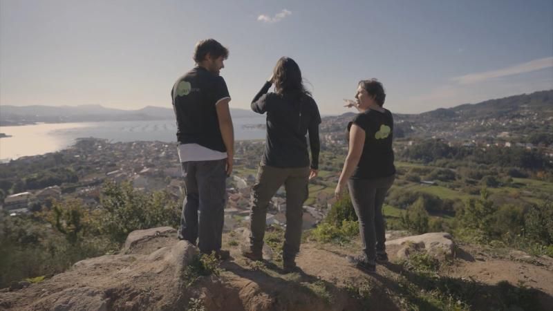 Los técnicos, desde el promontorio sobre todo el valle de Moaña.