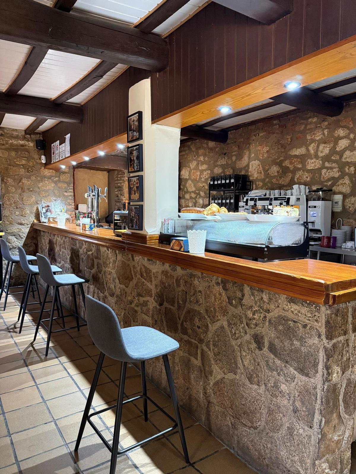 Valverde del Fresno estrena 'El Terraza', un local versátil para disfrutar todo el día