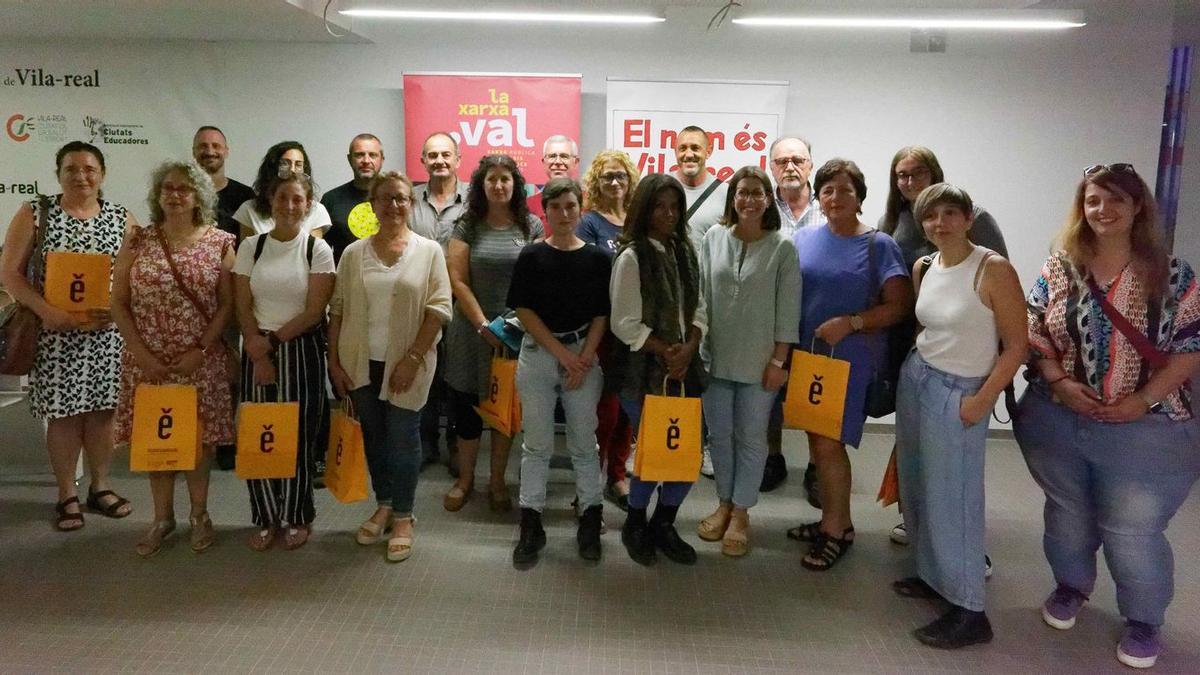 Las parejas lingüísticas creadas este año tomaron su primer contacto ayer con la presentación del Voluntariat pel Valencià.