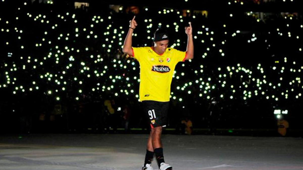 Ronaldinho, recibido por un héroe por la afición del Barcelona de Guayaquil