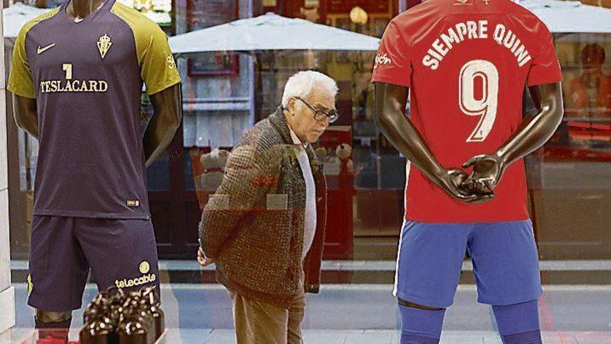 Un aficionado observa las equipaciones de la pasada campaña.