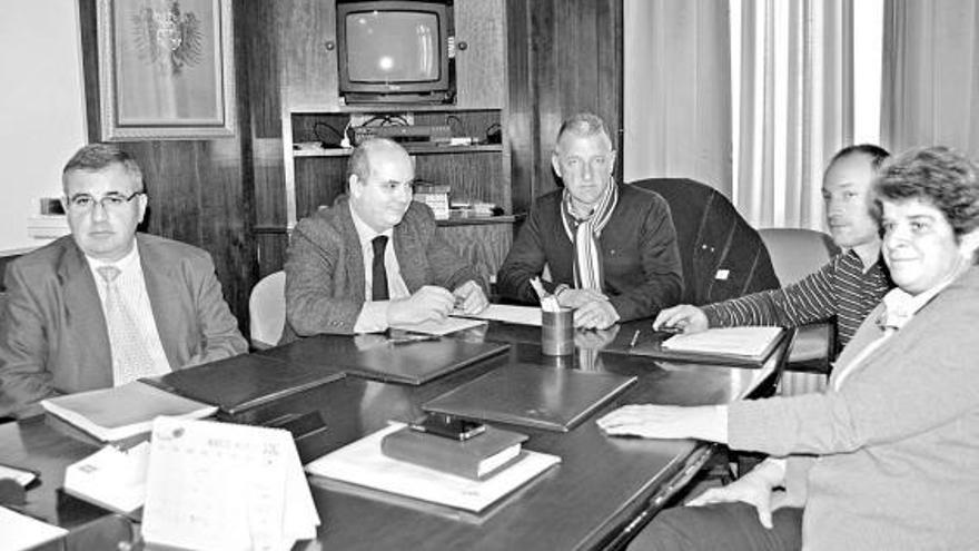 José Javier González, Juan Vega, José Felgueres, Andrés Buznego y Carmen Sela, ayer, reunidos en Villaviciosa.