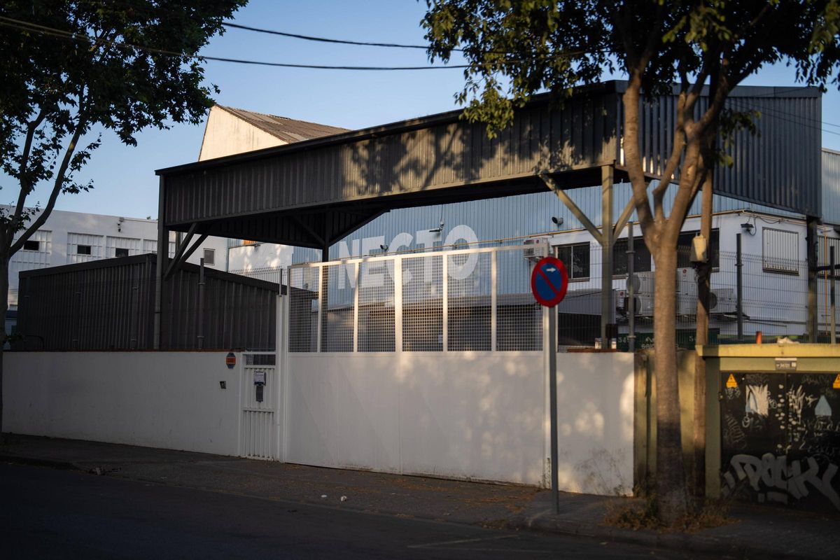 Imagen del costado de la fábrica de frenos Tenneco de Badalona que da a la calle Guifré