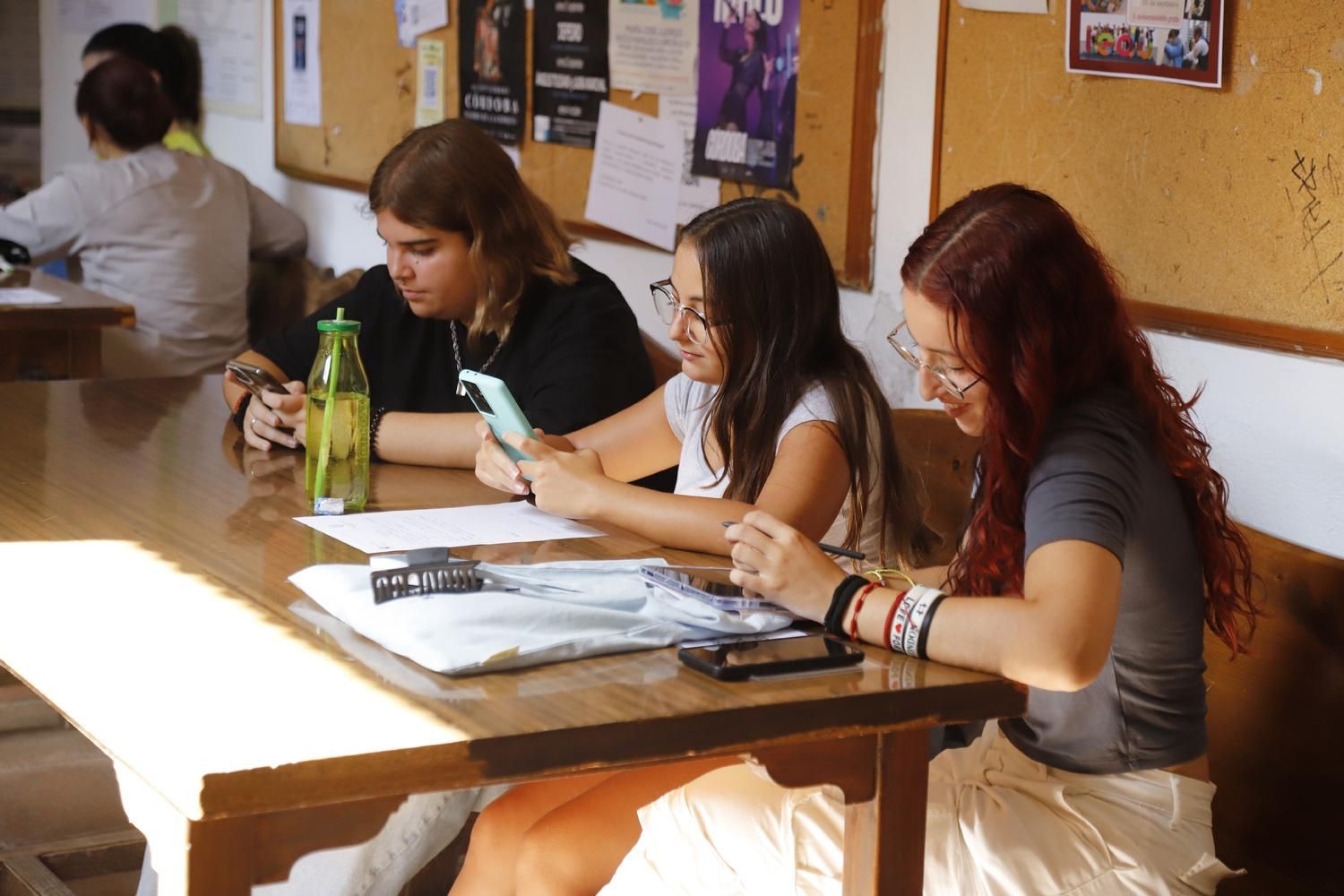 El retorno de la actividad a los institutos y la Universidad, en imágenes