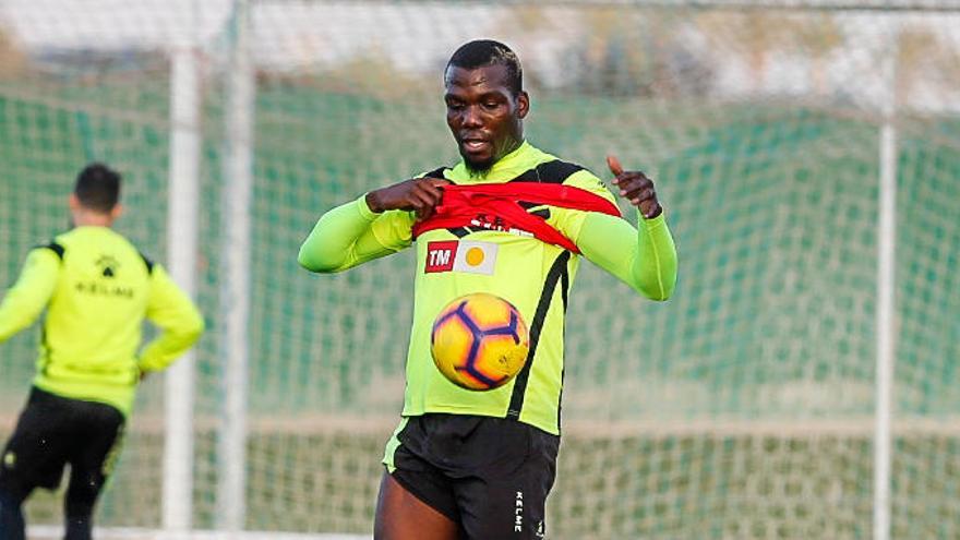 Pgoba, durante un entrenamiento con el Elche