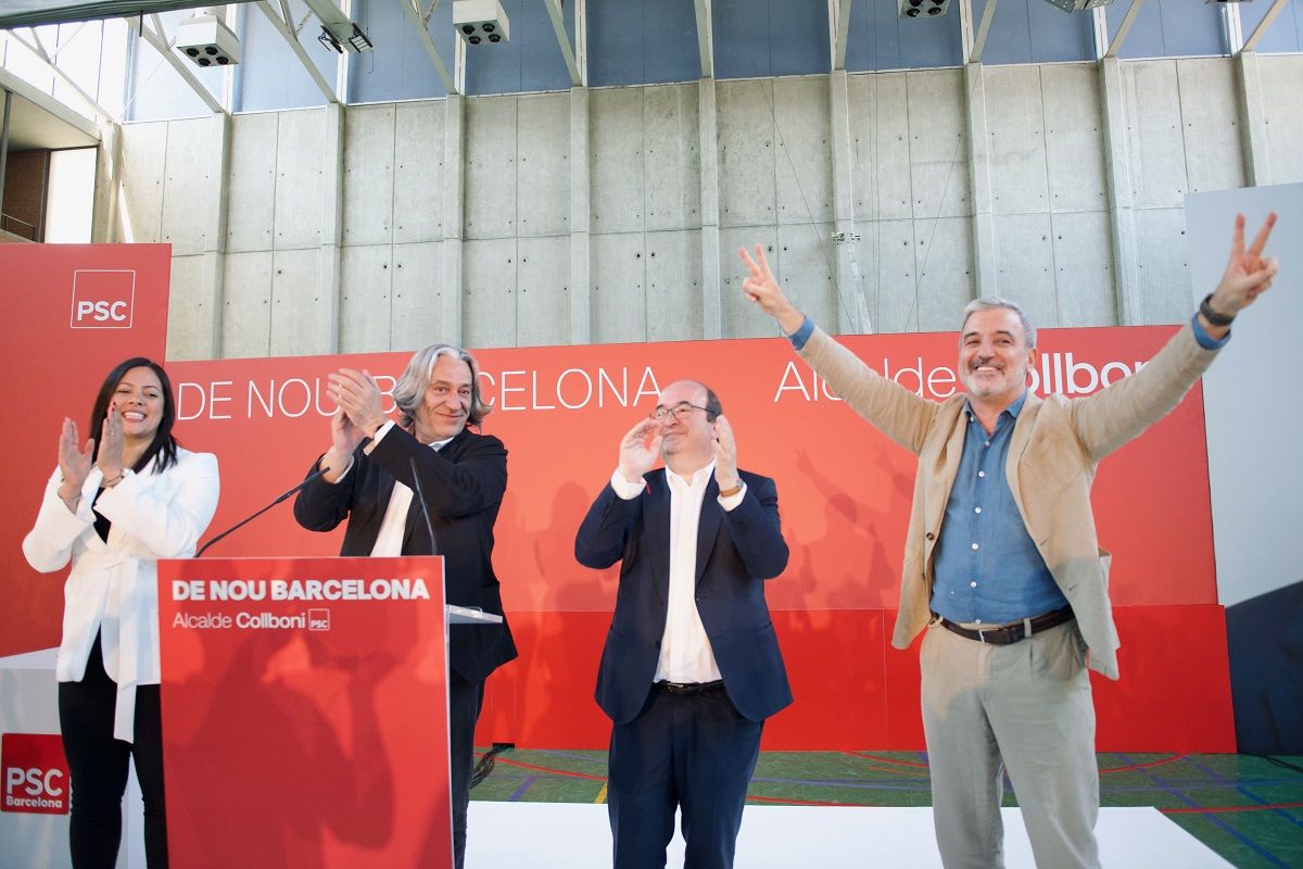 El alcaldable del PSC, Jaume Collboni, con el ministro Miquel Iceta en un mitin en Nou Barris