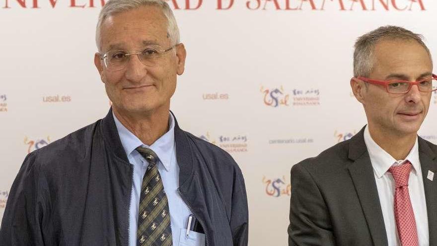 El rector de la Universidad de Salamanca, Ricardo Rivero, derecha, y el director del CIC, Eugenio Santos.