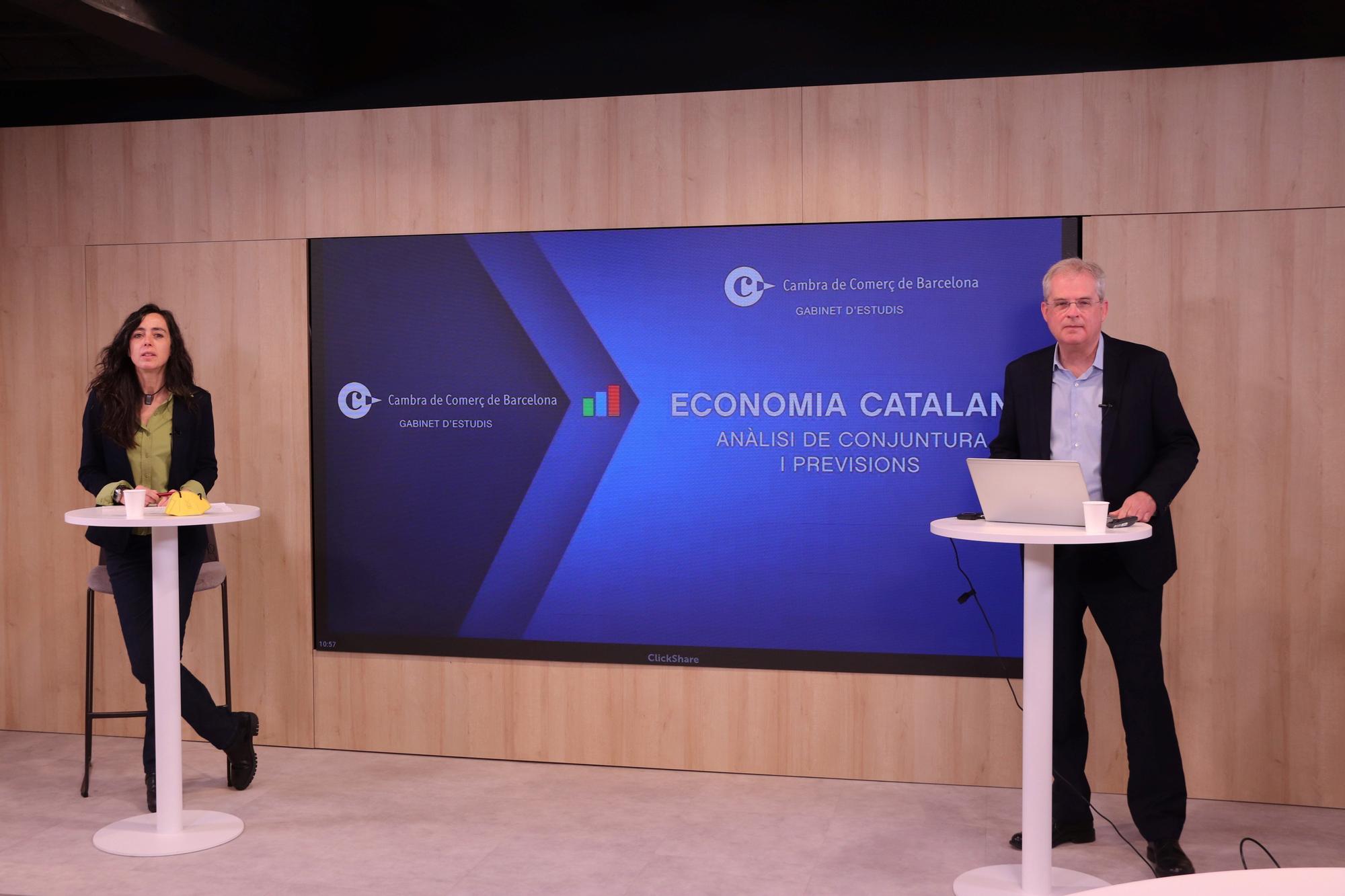 La presidenta de la Cambra de Comerç de Barcelona, Mònica Roca, y su director de estudios económicos, Joan Ramon Rovira, en la última presentación de previsiones económicas