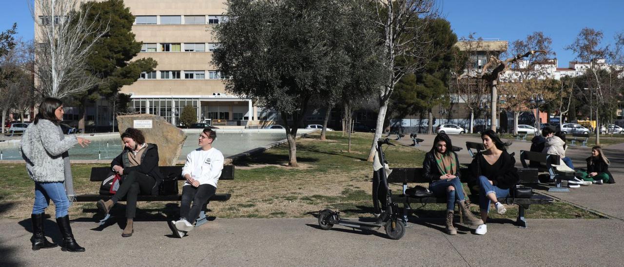 Varios alumnos de la Universidad de Zaragoza, hace unos meses, en una zona del campus San Francisco.