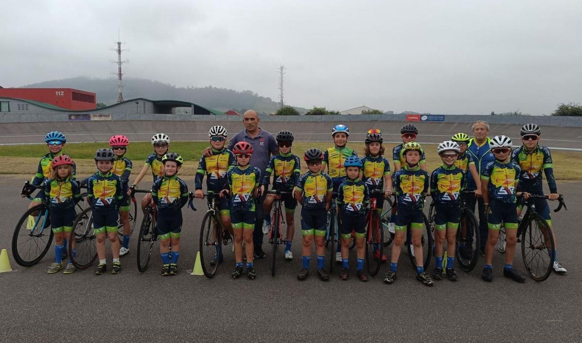 Detrás, por la izquierda, Francisco Fuentes y Carlos González, con alumnos de la escuela, en un entrenamiento en La Morgal. | L. R.