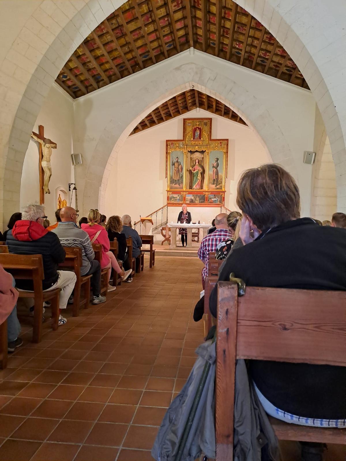 Die evangelische Pfarrerin Martje Mechels in der Kirche des Klosters Santa Magdalena nahe Inca.