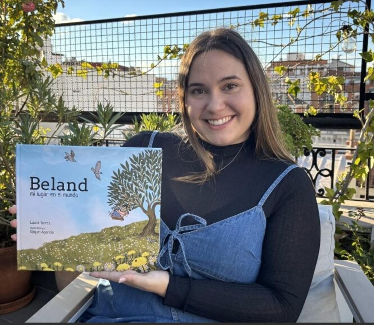 Laura Torres mostrant el conte solidari 'Beland, mi lugar en el mundo', editat per Brau des de Figueres.
