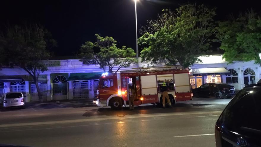 Los bomberos y la Policía Local atajan rápidamente una fuga de gas en un asador de pollos del Arenal de Xàbia