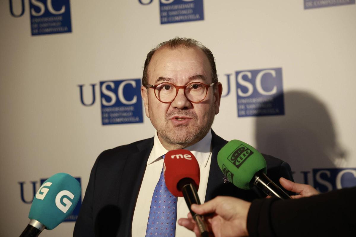 El rector de la Universidade de Santiago, Antonio López