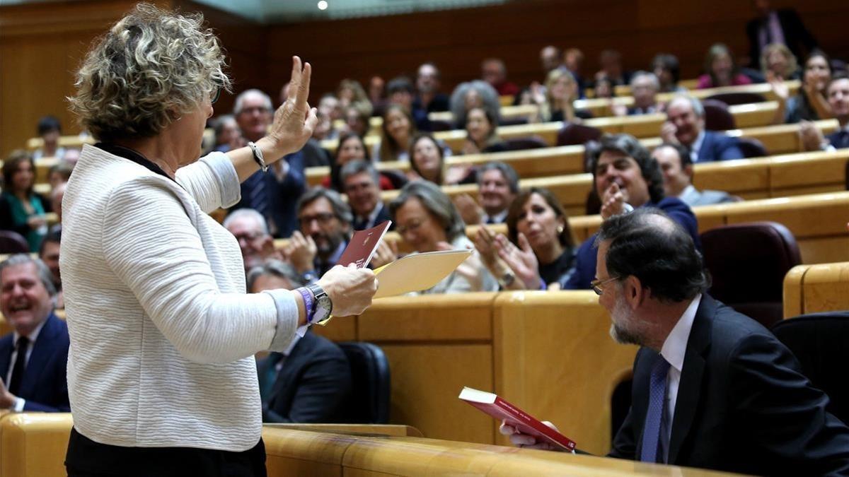 La senadora Mirella Cortes junto a Mariano Rajoy.