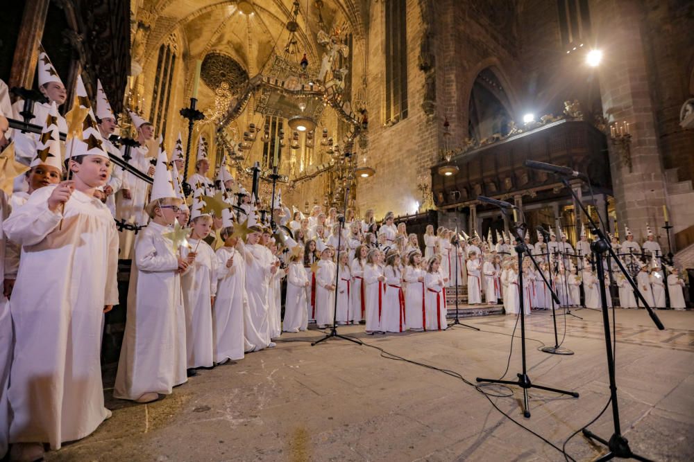 La celebración de Santa Lucía llena la Catedral de público